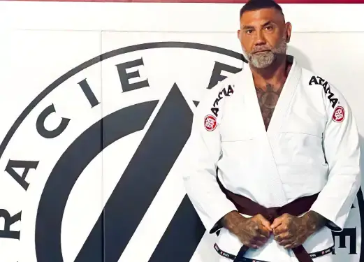 Confira o ator Dave Batista passando no corredor após receber sua Faixa  Roxa de Jiu-Jitsu - Tatame Online é um site de cobertura Jiu-Jitsu, MMA, UFC